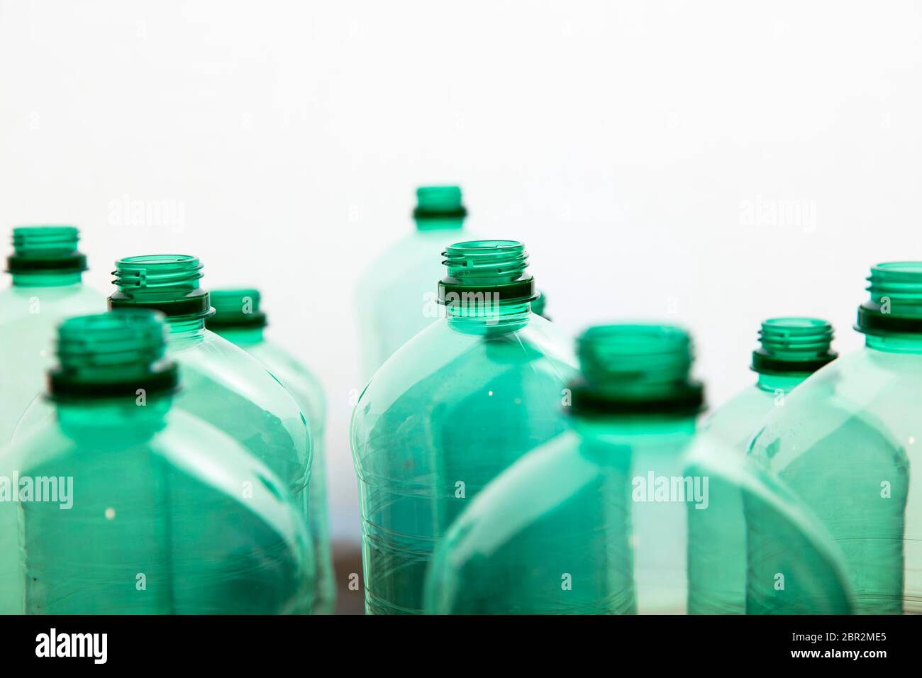 Gros plan des bouteilles d'eau en plastique vert. Recyclage domestique Banque D'Images