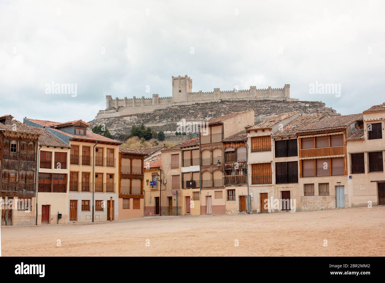 Peñafiel, Espagne - 21 avril 2019 : vue sur la Plaza del Coso, à Peñafiel. En arrière-plan le château. Son existence est documentée depuis le Moyen Banque D'Images