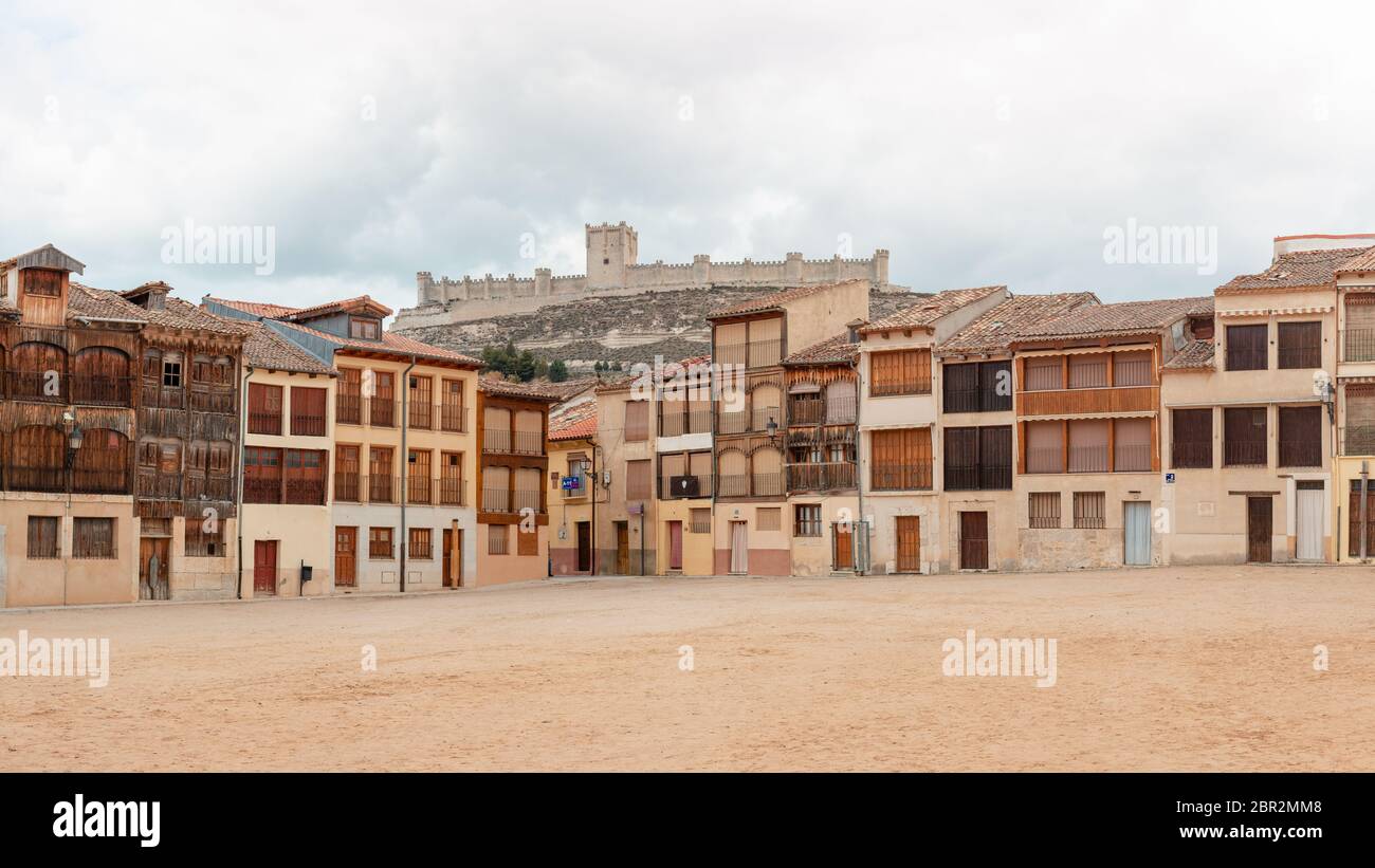 Peñafiel, Espagne - 21 avril 2019 : vue sur la Plaza del Coso, à Peñafiel. En arrière-plan le château. Son existence est documentée depuis le Moyen Banque D'Images