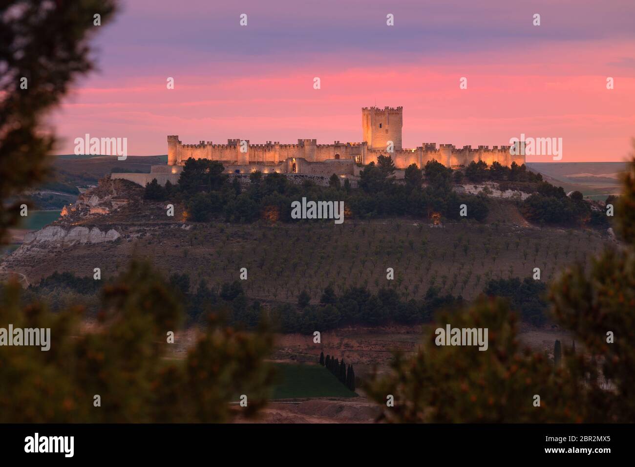 Castillo de Peñafiel, dans la province de Valladolid, illuminé au coucher du soleil. Vue de loin. Lumière dorée Banque D'Images