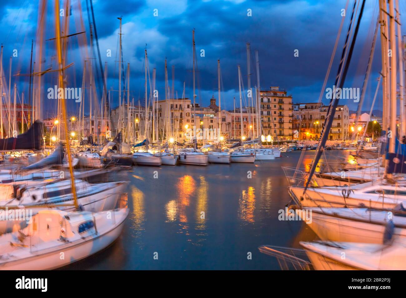 Yachts dans le plus ancien port de la ville de Palerme, la Cala, pendant l'heure bleue du matin, la Sicile, le sud de l'Italie Banque D'Images