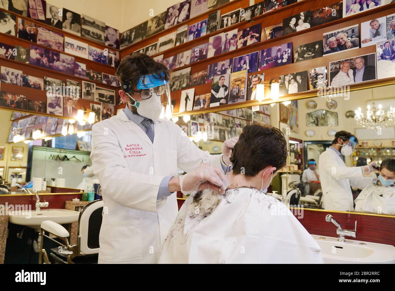 Milan, coronavirus, phase 2 réouverture de l'Antica Barberia Colla dans la via Morone (Duilio Piaggesi/Fotogramma, Milan - 2020-05-20) p.s. la foto e' utilizzabile risnel petto del contento in cui e' stata scattata, e senza intento amatorio del decorestro presento Banque D'Images