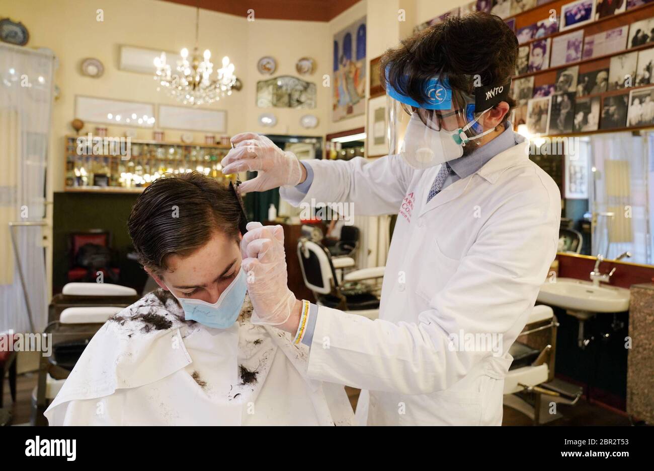 Milan, coronavirus, phase 2 réouverture de l'Antica Barberia Colla dans la via Morone (Duilio Piaggesi/Fotogramma, Milan - 2020-05-20) p.s. la foto e' utilizzabile risnel petto del contento in cui e' stata scattata, e senza intento amatorio del decorestro presento Banque D'Images