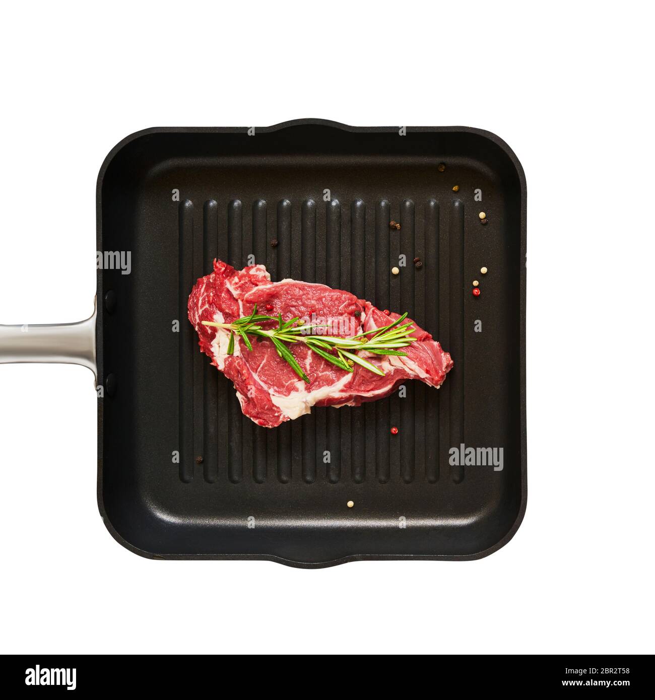 Steaks de bœuf frais crus au romarin et au poivre isolés sur fond blanc. Vue de dessus, espace de copie. Banque D'Images