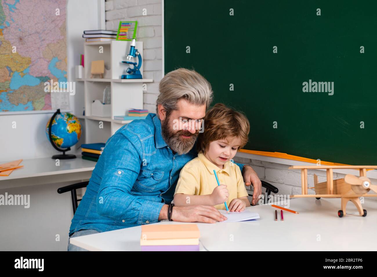 Professeur à domicile ou tuteur à la maison. Enseignant et élève Professeur à domicile ou tuteur à la maison. Enseignant et élève