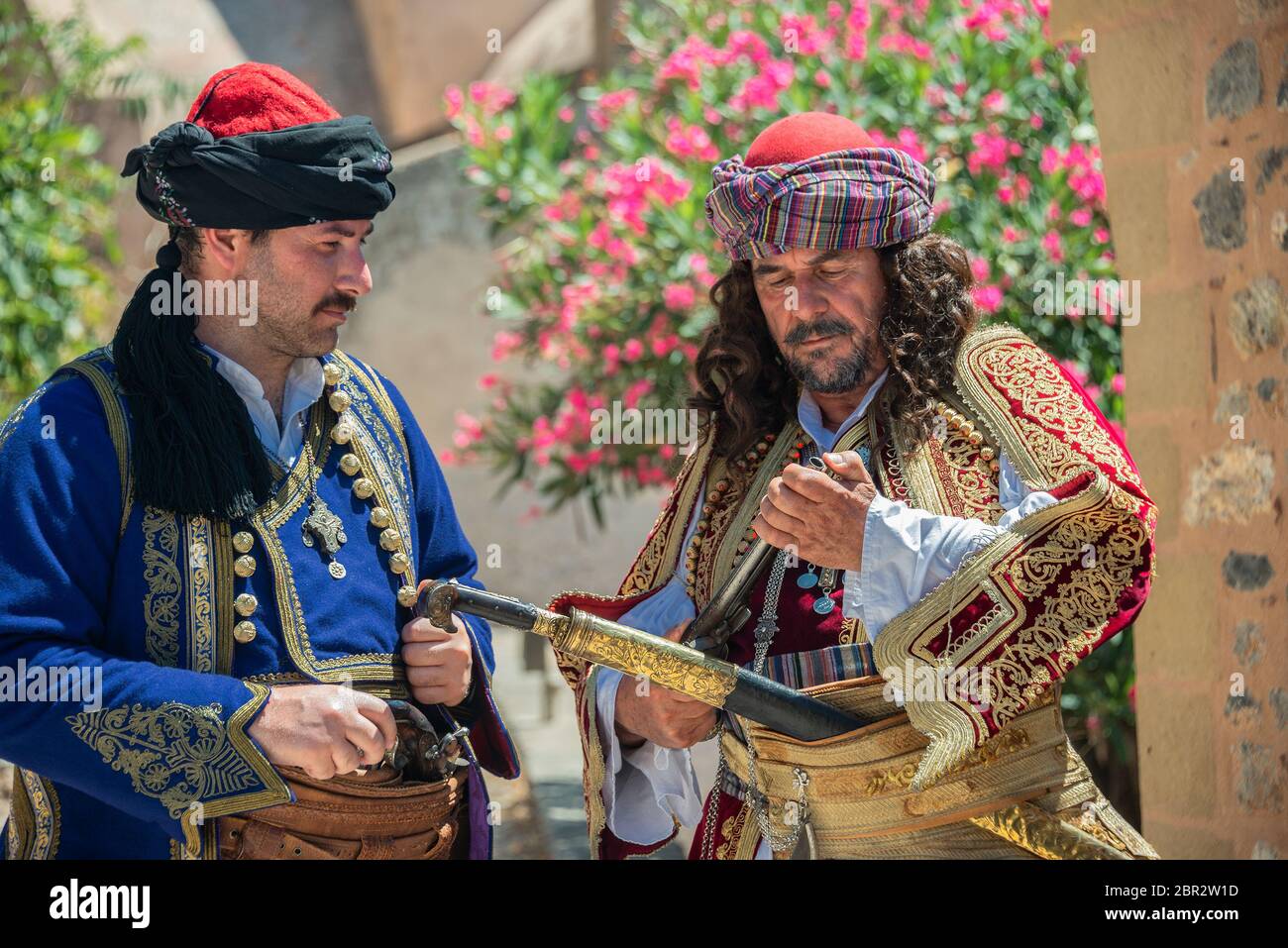 Homme dans une ancienne robe traditionnelle posant dans la ville ancienne de Monemvasia Banque D'Images