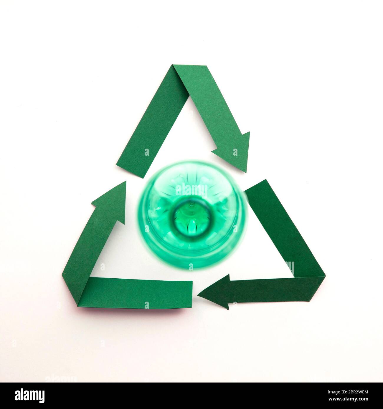 Symbole de recyclage du papier vert avec bouteilles d'eau en plastique vides Banque D'Images