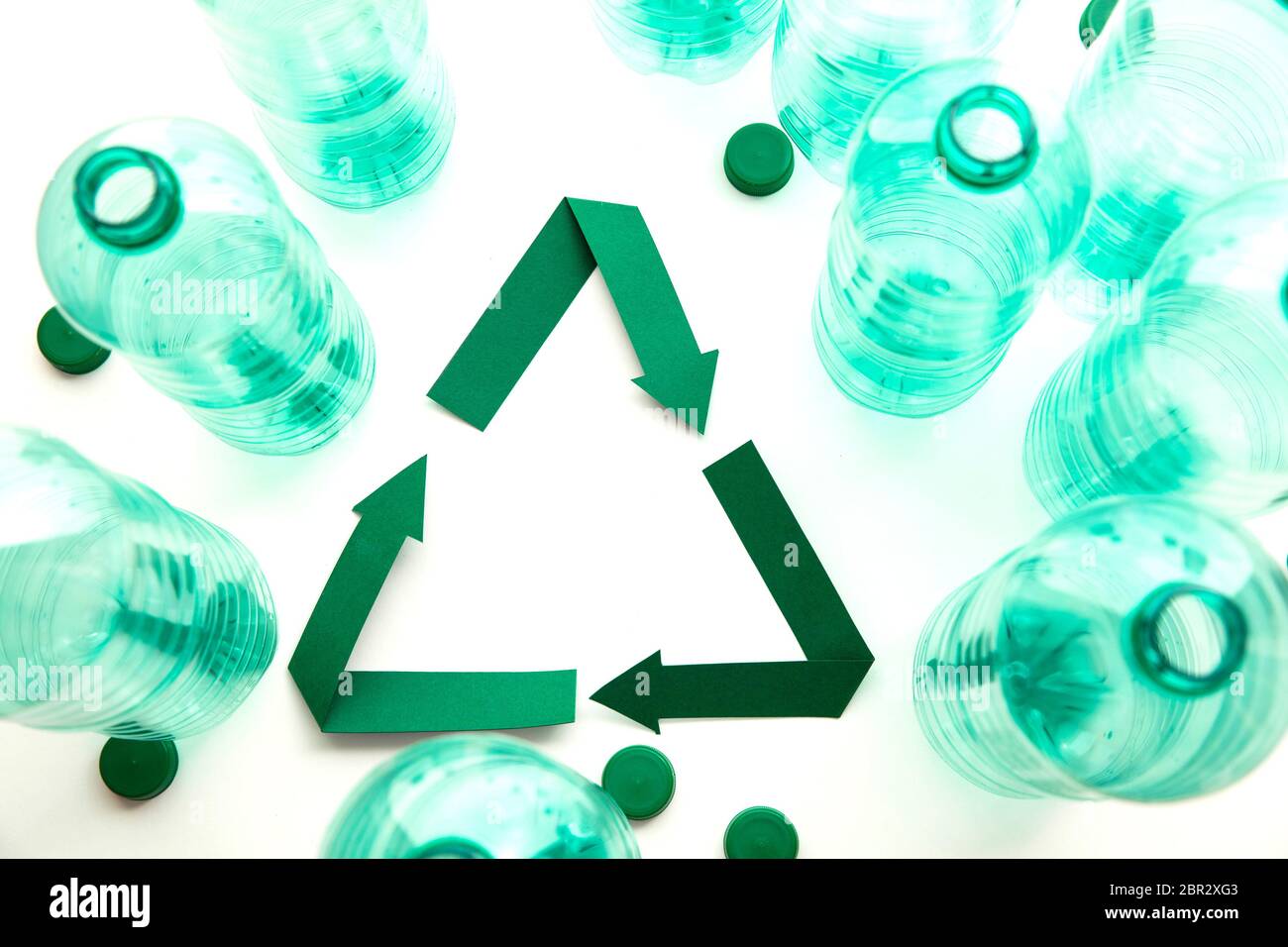 Symbole de recyclage du papier vert avec bouteilles d'eau en plastique vides Banque D'Images