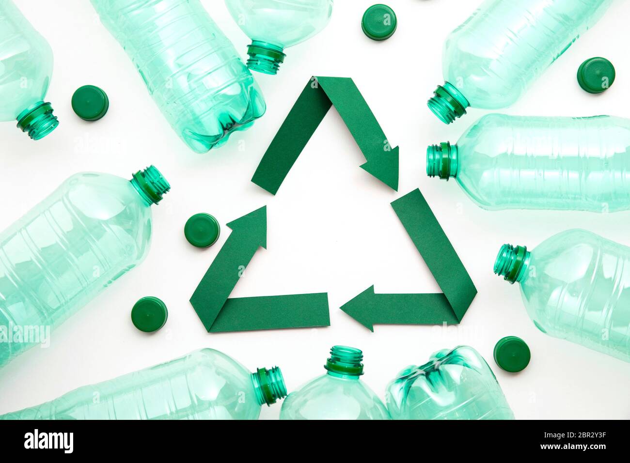 Symbole de recyclage du papier vert avec bouteilles d'eau en plastique vides Banque D'Images