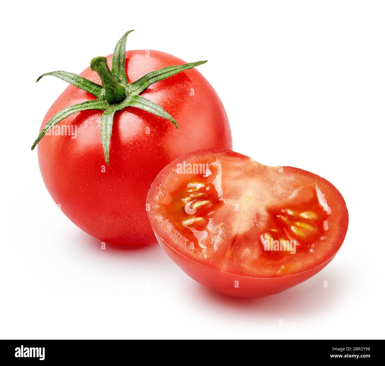 Une tomate rouge avec la moitié de la tomate isolée sur fond blanc Banque D'Images