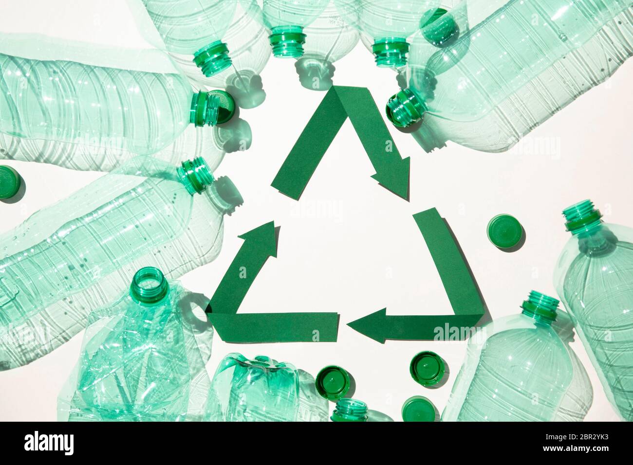 Symbole de recyclage du papier vert avec bouteilles d'eau en plastique vides Banque D'Images