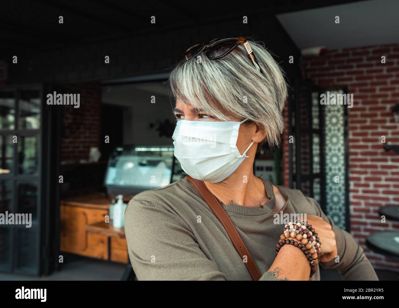 Portrait d'une femme blonde avec masque. Banque D'Images Portrait d'une femme blonde avec masque. Banque D'Images
