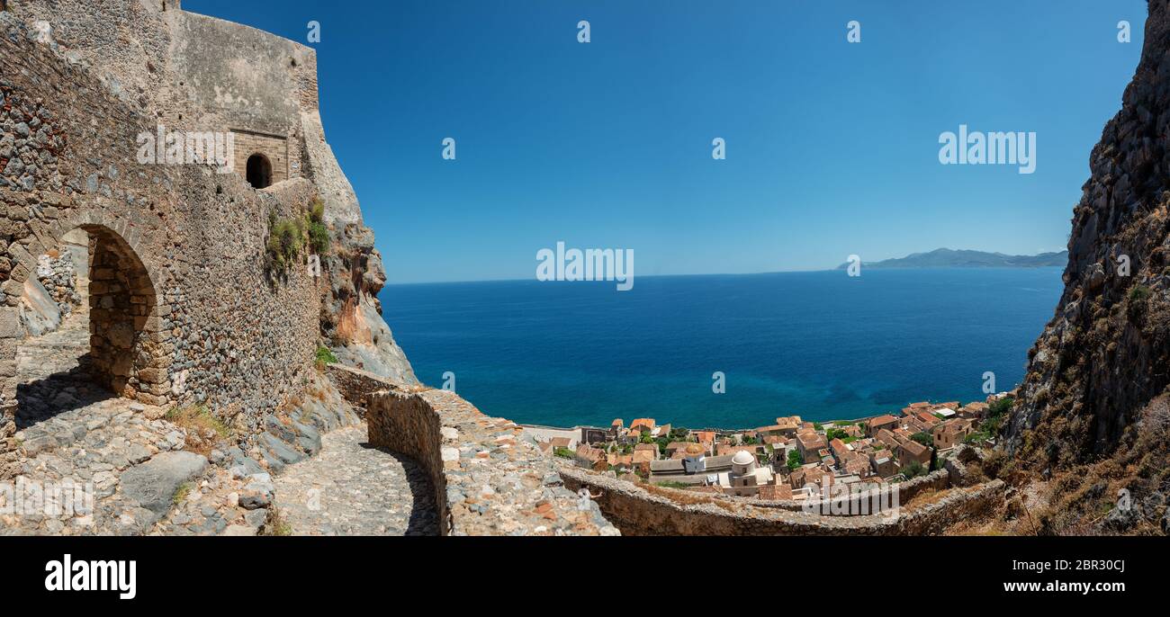 Vue panoramique depuis la citadelle sur la vieille ville de monemvasia à Greec Banque D'Images