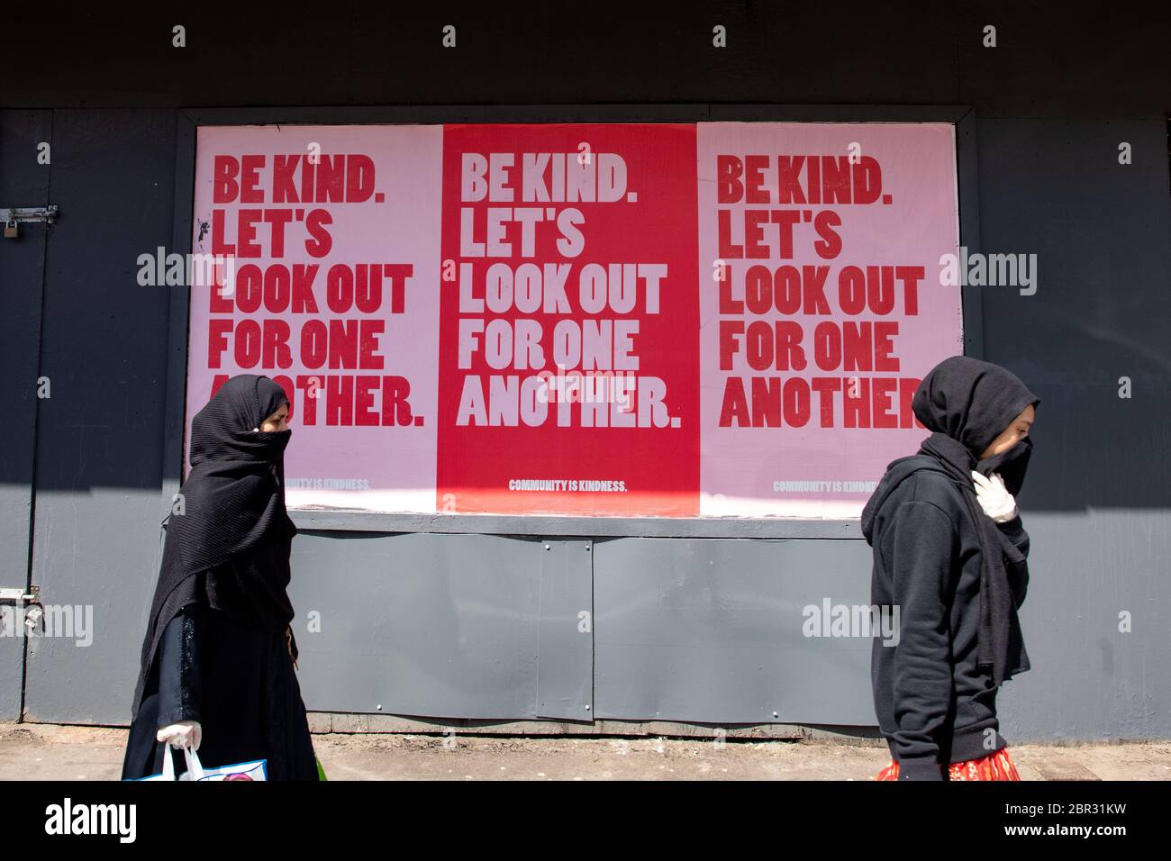 Shawlands, Glasgow, Écosse, Royaume-Uni. 20 mai 2020. Deux femmes marchent par un 'être gentil. Regardons les signes les uns des autres dans Shawlands, Glasgow, Ecosse crédit: Kay Roxby/Alay Live News Banque D'Images