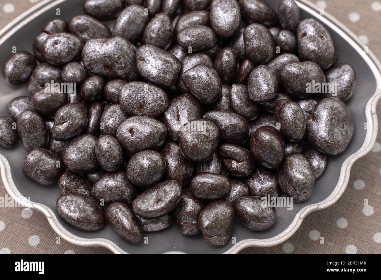 chocolats de galet dans une boîte fantaisie. noix de chocolat. raisins secs enrobés de chocolat dans une coquille Banque D'Images