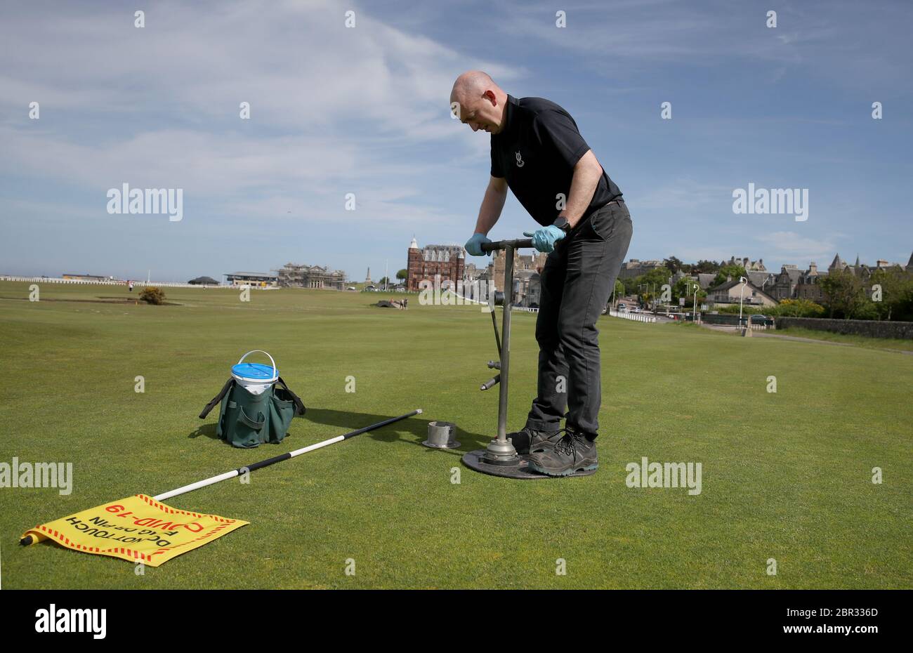 Directeur du Green Keeping à St Andrews Links Trust Sandy Reid coupant un trou sur le 17e vert sur le Old course à St Andrews. Le premier ministre Nicola Sturgeon doit annoncer jeudi une « carte de route » pour lever le blocage du coronavirus en Écosse Banque D'Images