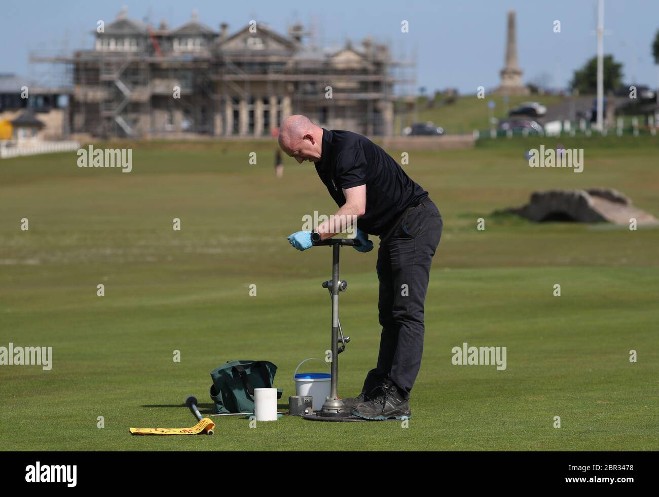 Directeur du Green Keeping à St Andrews Links Trust Sandy Reid coupant un trou sur le 17e vert sur le Old course à St Andrews. Le premier ministre Nicola Sturgeon doit annoncer jeudi une « carte de route » pour lever le blocage du coronavirus en Écosse Banque D'Images