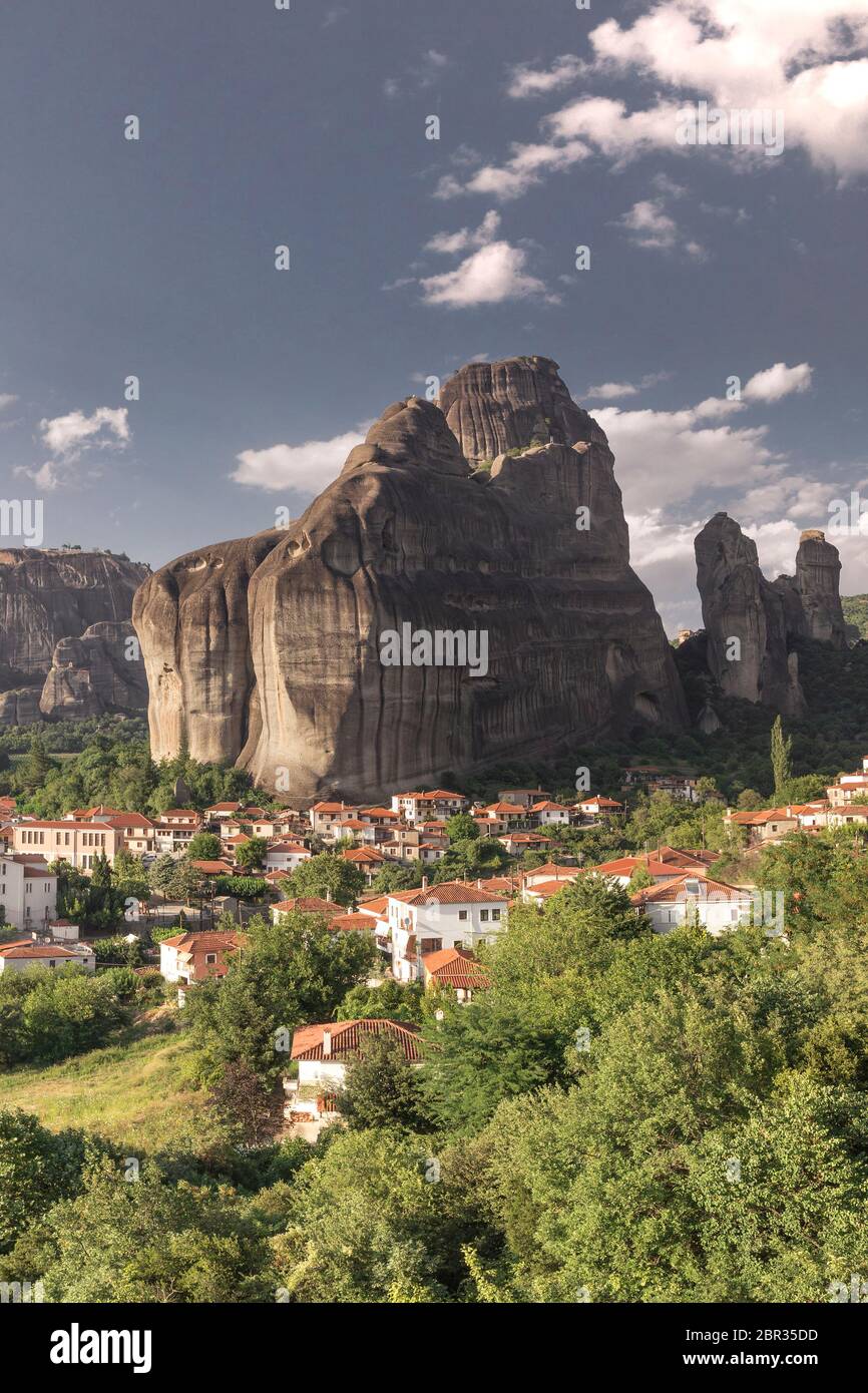 Kastraki, Grèce - 07.04.2018. Vue panoramique sur le village de Kastraki au pied de la montagne des météores en Grèce sur un jour d'été ensoleillé Banque D'Images