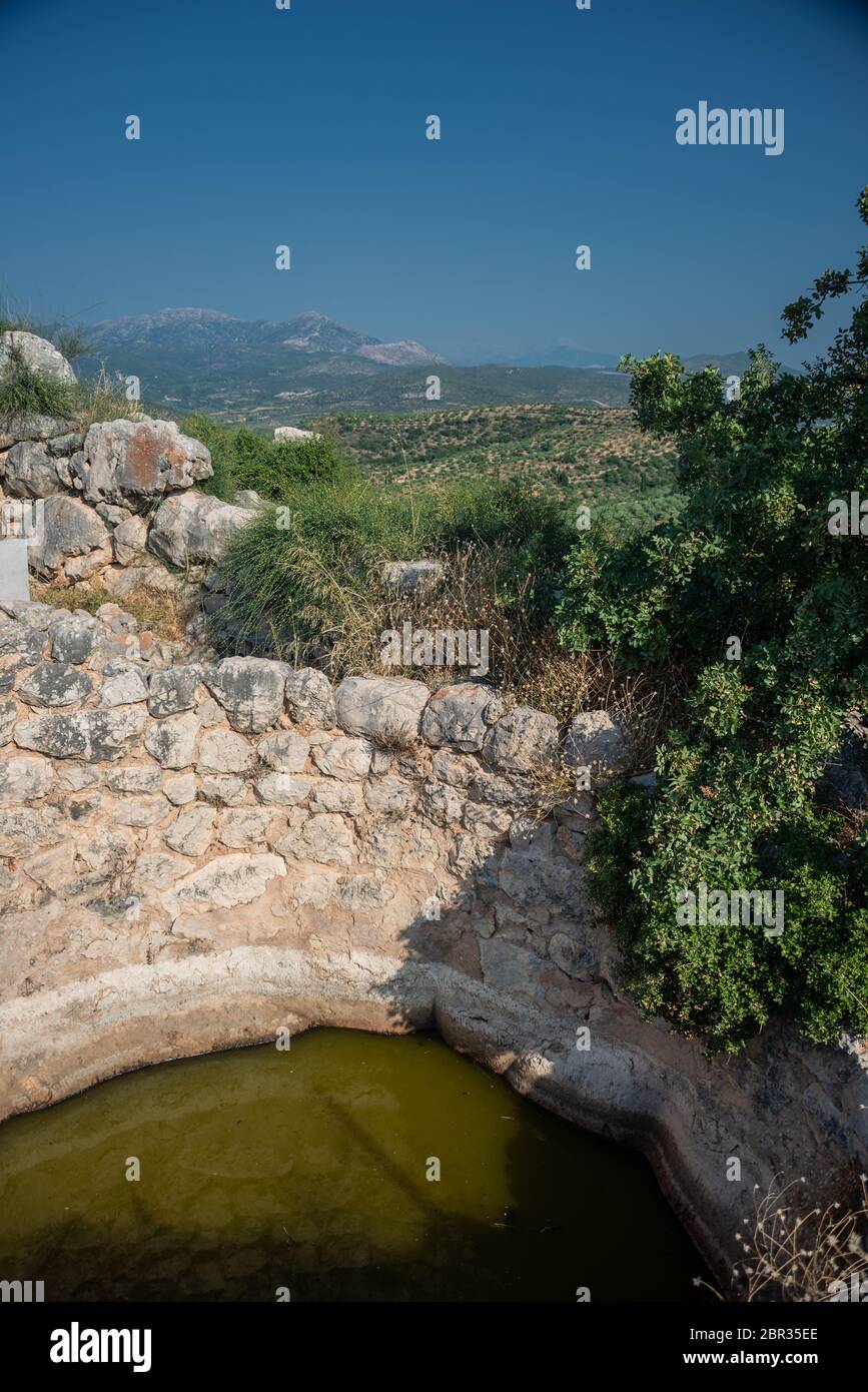 réservoir d'eau ou réservoir d'eau. Sous elle se trouve une couche de sable et un autre récipient pour l'eau purifiée. Les Grecs anciens connaissaient la technologie de filtration. Banque D'Images