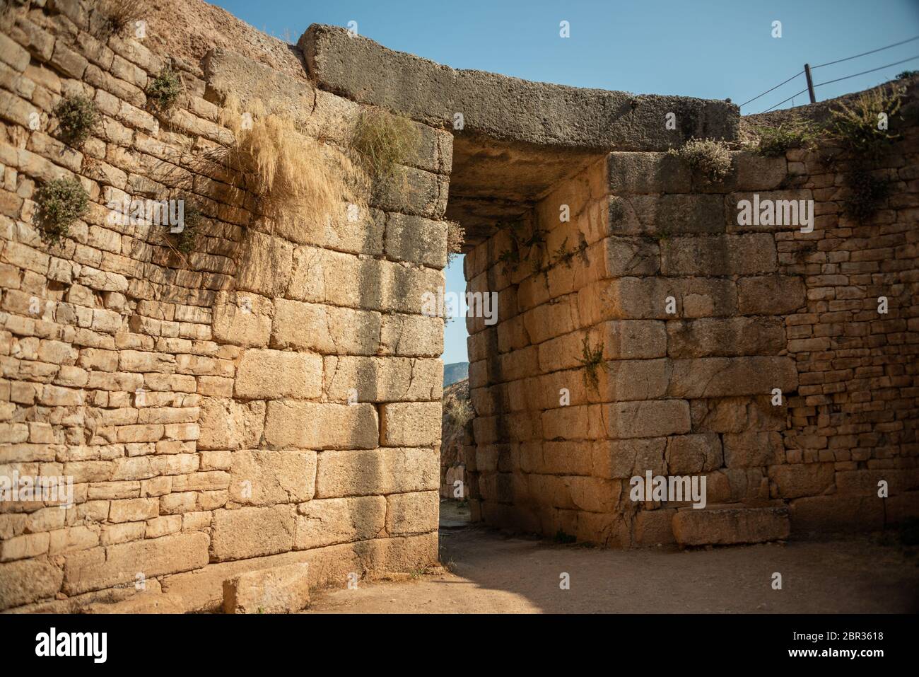 Vue sur le tombeau d'Égisthe à Tholos, le site archéologique de Mycènes dans le Péloponnèse, Grèce Banque D'Images