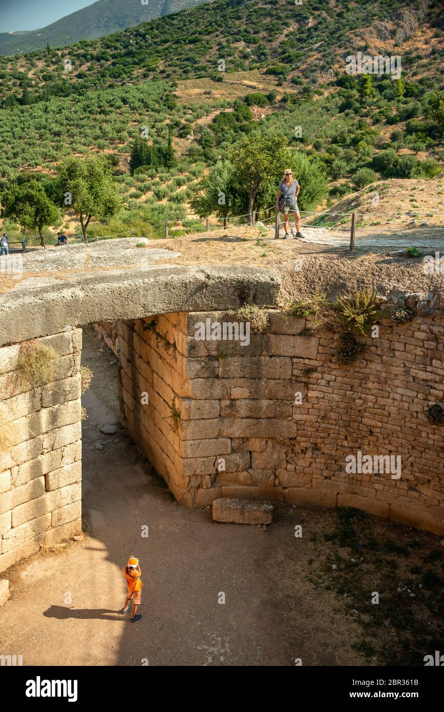 Vue sur le tombeau d'Égisthe à Tholos, le site archéologique de Mycènes dans le Péloponnèse, Grèce Banque D'Images