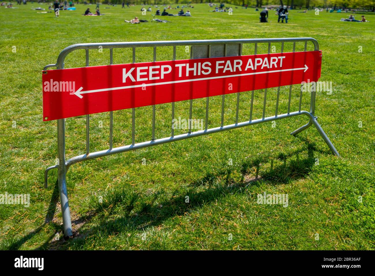 entrée sur la pelouse du parc message de distance sociale « garder cette distance à l'écart » montrant l'espace physique pour se protéger et protéger les autres de la propagation du Banque D'Images