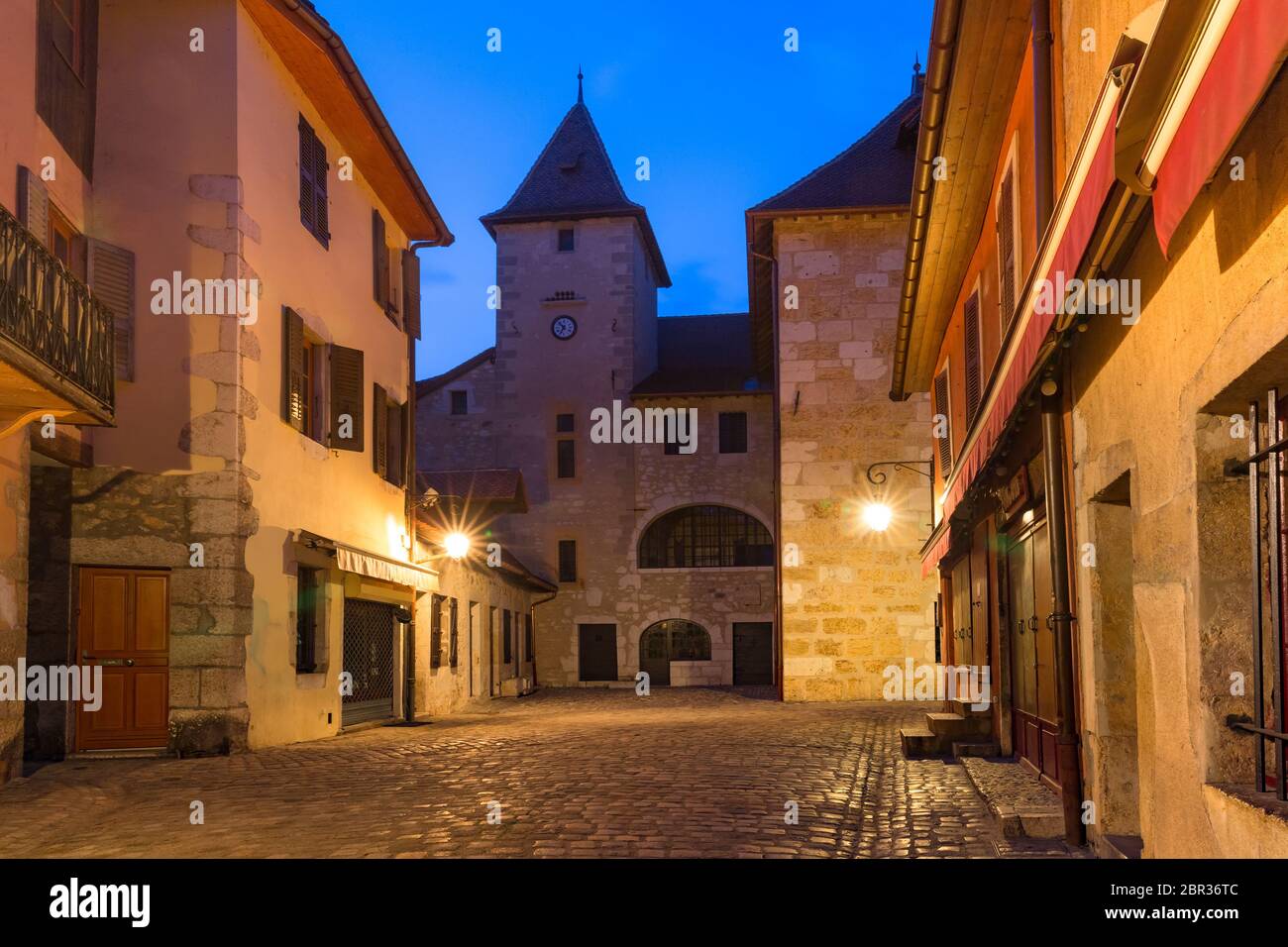 Le Palais de l'Isle de nuit dans la vieille ville d'Annecy, Venise des Alpes, France Banque D'Images