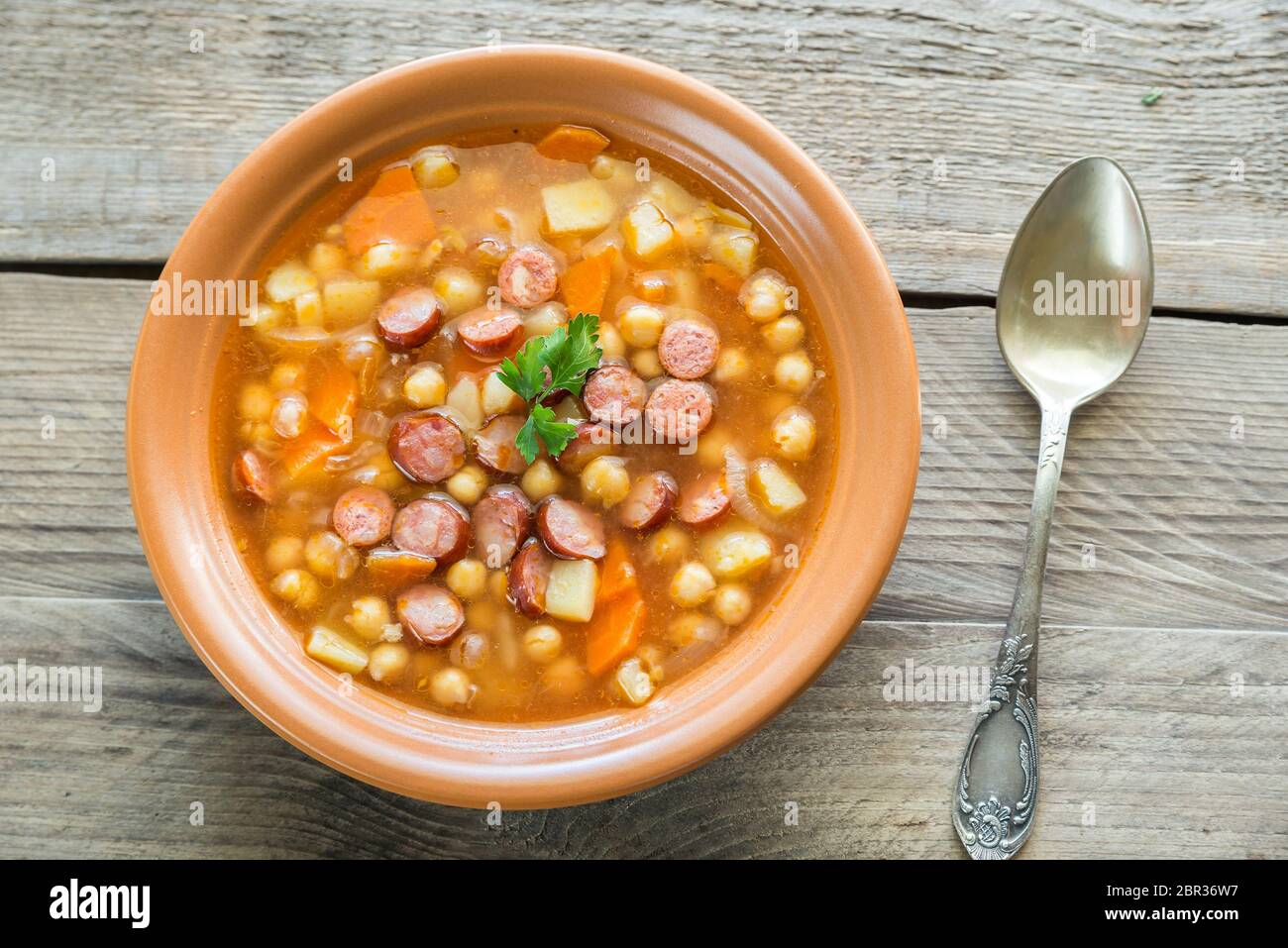 Soupe au pois chiches et saucisse fumée Banque D'Images