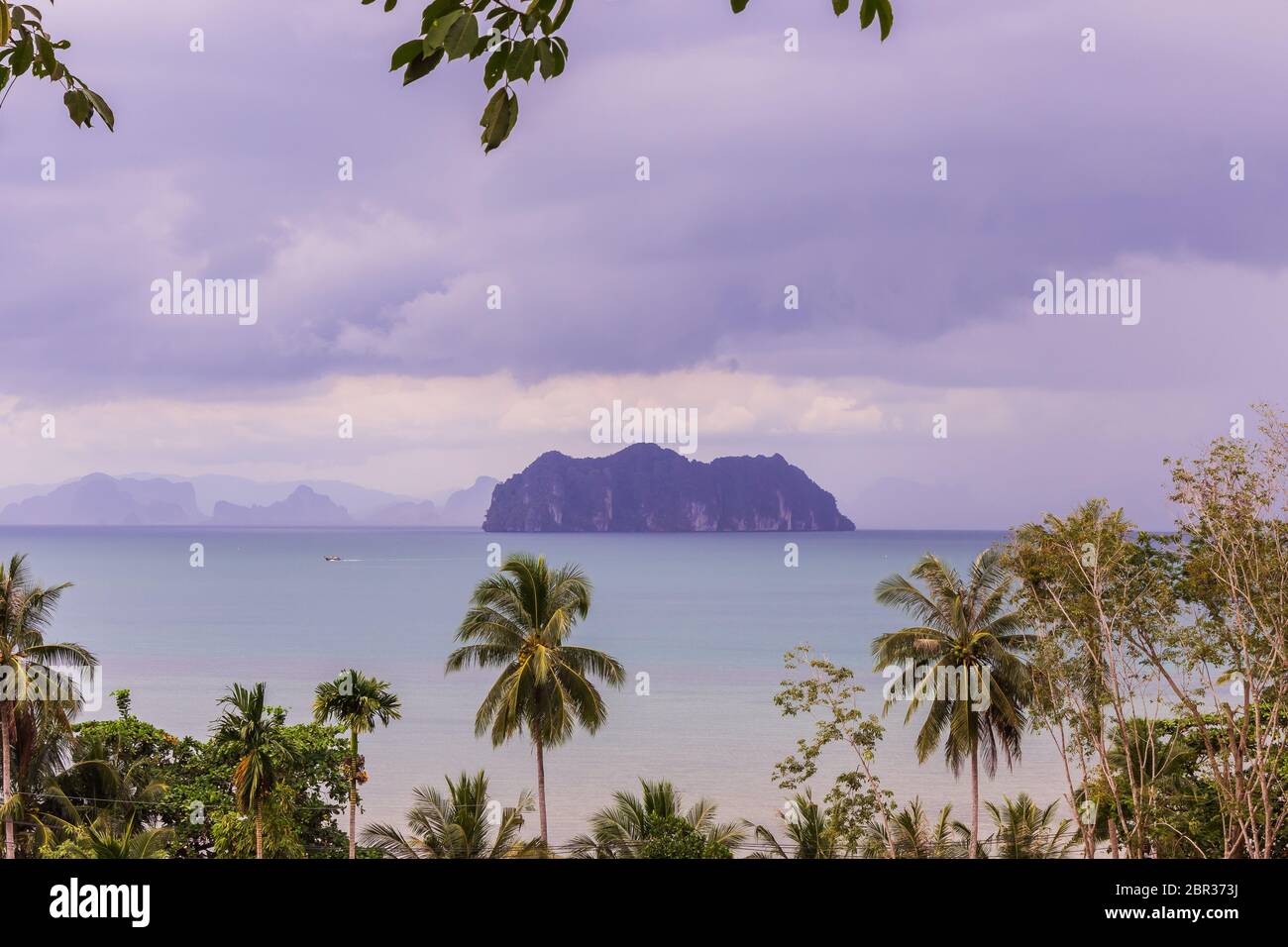 Vue panoramique sur les îles de montagne dans la baie de Phang-Nga, vue depuis le flanc de la colline de Ko Yao Noi, province de Phang-Nga, au sud de la Thaïlande. Banque D'Images