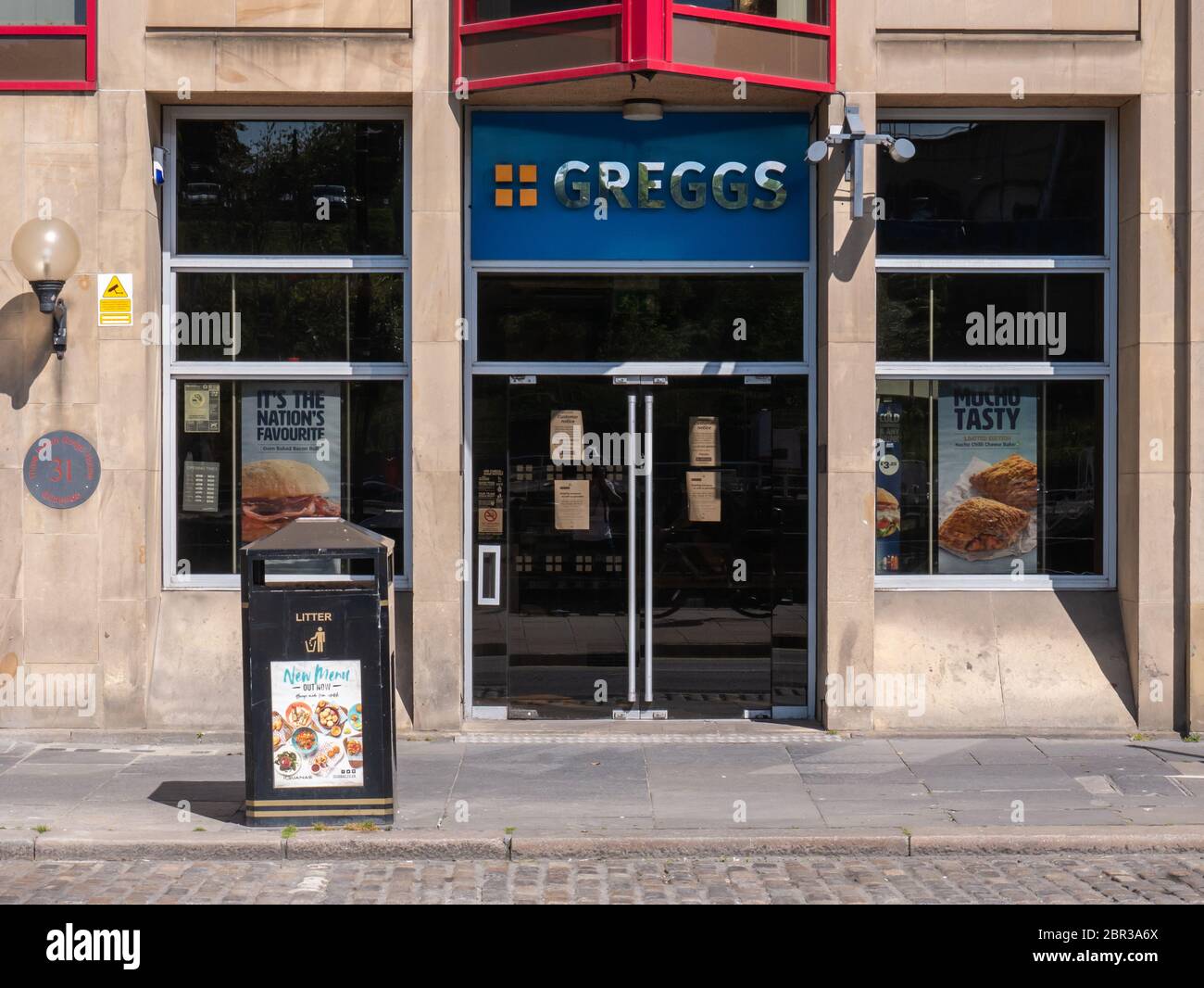 Greggs sur Newcastle Quayside fermé en raison du coronavirus Banque D'Images