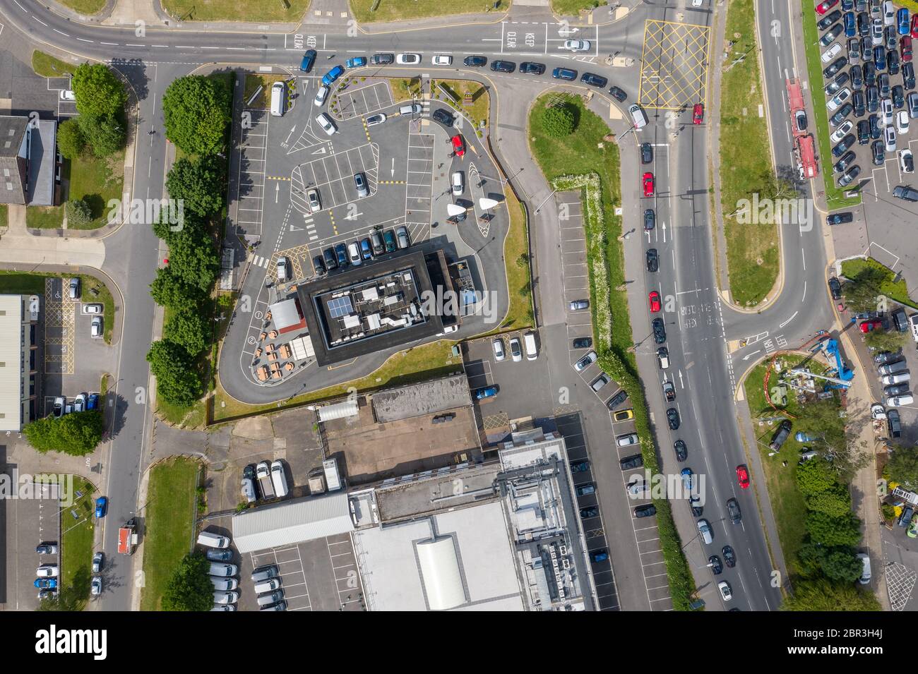 Chelmsford, Essex, Royaume-Uni. 20 mai 2020. Des voitures sont en file d'attente pour le McDoanlds Drive-through à Chelmsford, Essex. La chaîne de restauration rapide a ouvert un nombre limité de restaurants accessibles en voiture pour la première fois depuis la pandémie du coronavirus. Crédit : Ricci Fothergill/Alay Live News Banque D'Images