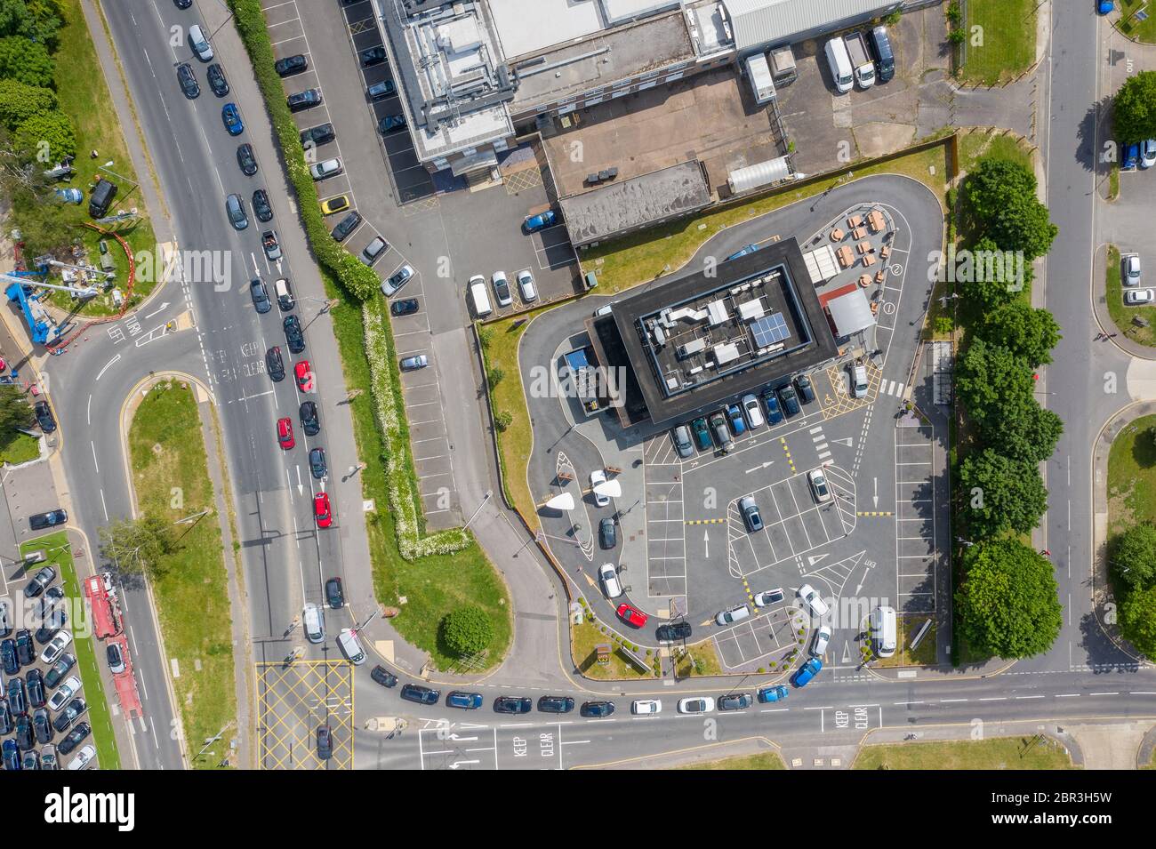 Chelmsford, Essex, Royaume-Uni. 20 mai 2020. Des voitures sont en file d'attente pour le McDoanlds Drive-through à Chelmsford, Essex. La chaîne de restauration rapide a ouvert un nombre limité de restaurants accessibles en voiture pour la première fois depuis la pandémie du coronavirus. Crédit : Ricci Fothergill/Alay Live News Banque D'Images