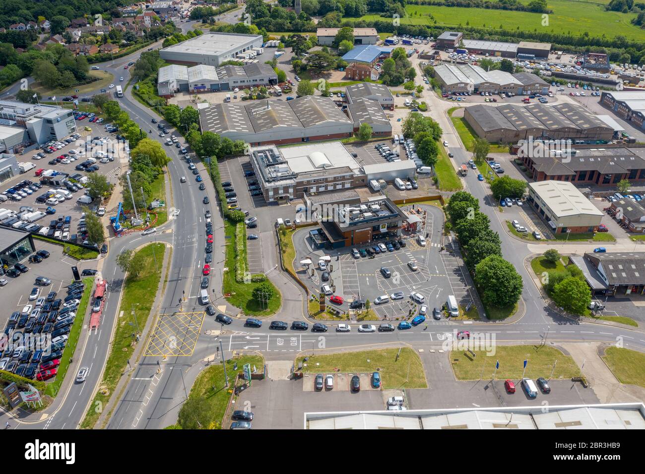 Chelmsford, Essex, Royaume-Uni. 20 mai 2020. Des voitures sont en file d'attente pour le McDoanlds Drive-through à Chelmsford, Essex. La chaîne de restauration rapide a ouvert un nombre limité de restaurants accessibles en voiture pour la première fois depuis la pandémie du coronavirus. Crédit : Ricci Fothergill/Alay Live News Banque D'Images