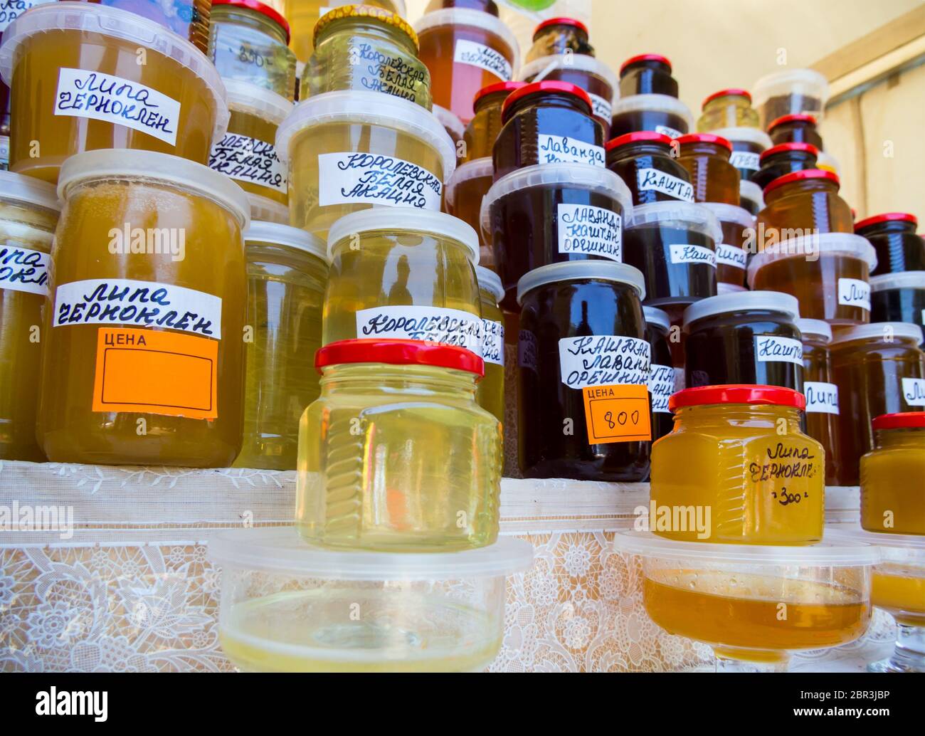 Pots avec différents types de miel sur le comptoir Banque D'Images