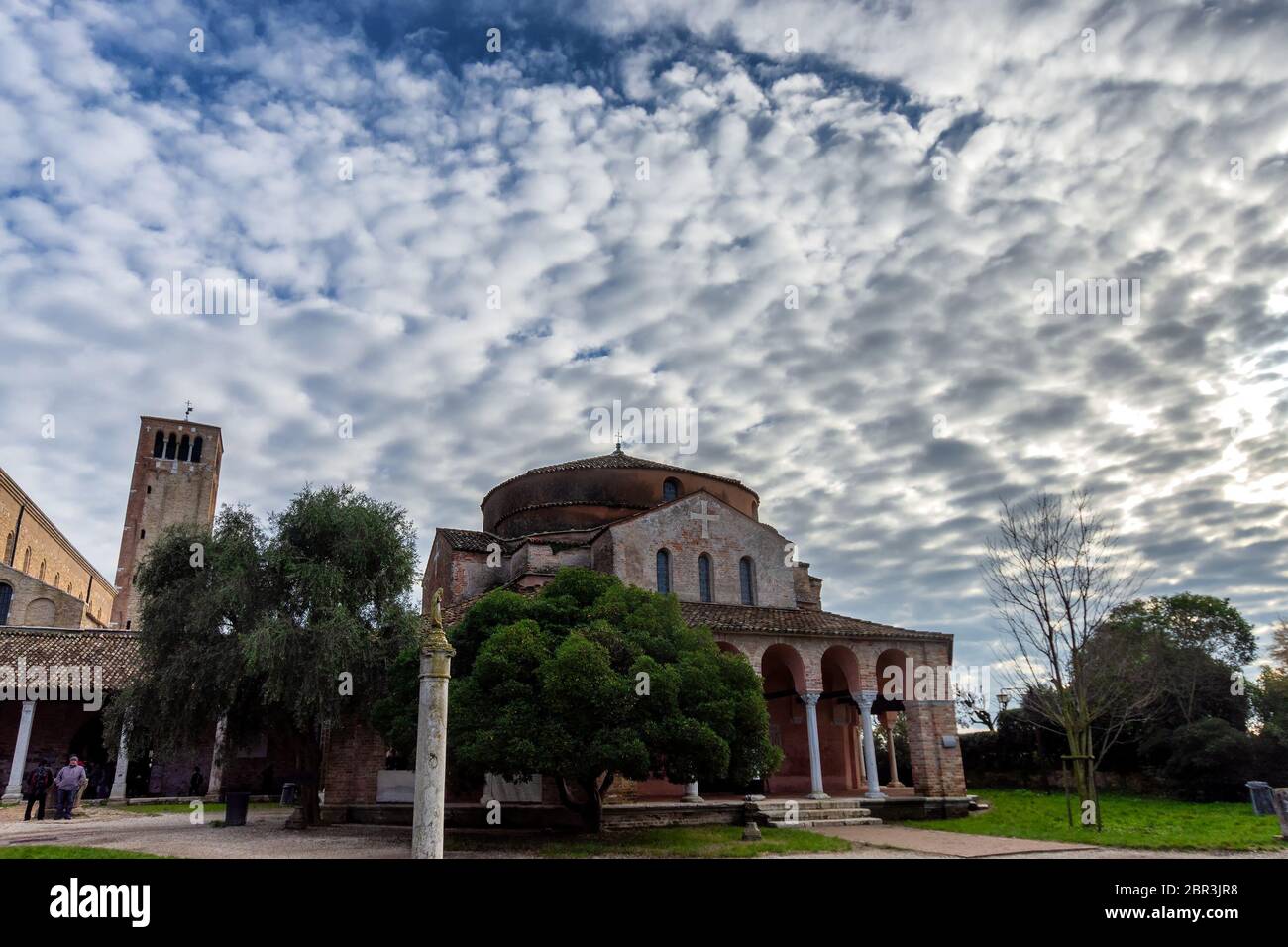 Vue sur la cathédrale de Torcello (basilique de Santa Maria Assunta), l'église de Santa Fosca et le clocher, sur des arbres verts sous ciel bleu, sur l'île Banque D'Images