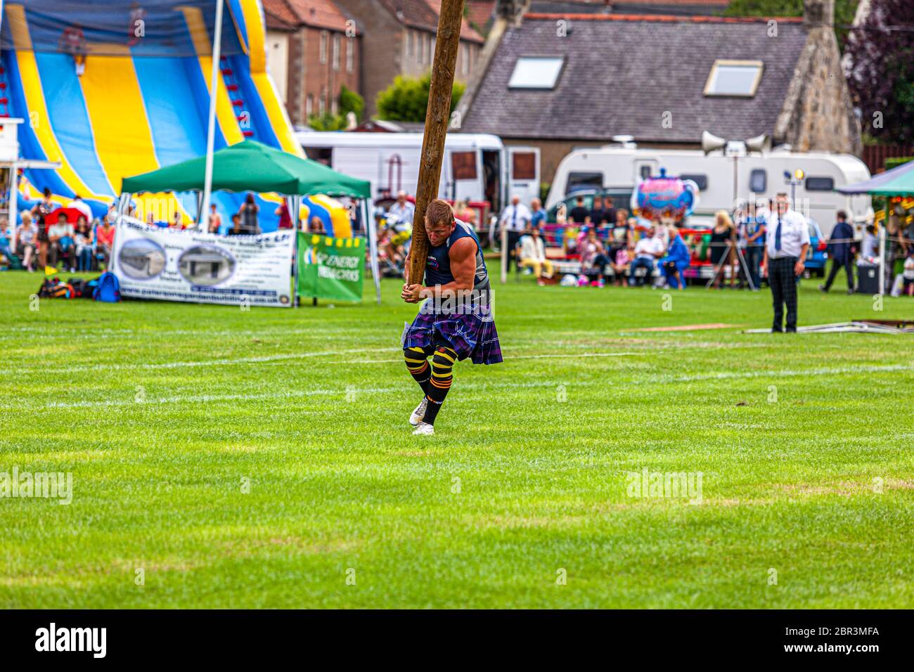 Caber toss highland games in Banque de photographies et d’images à ...