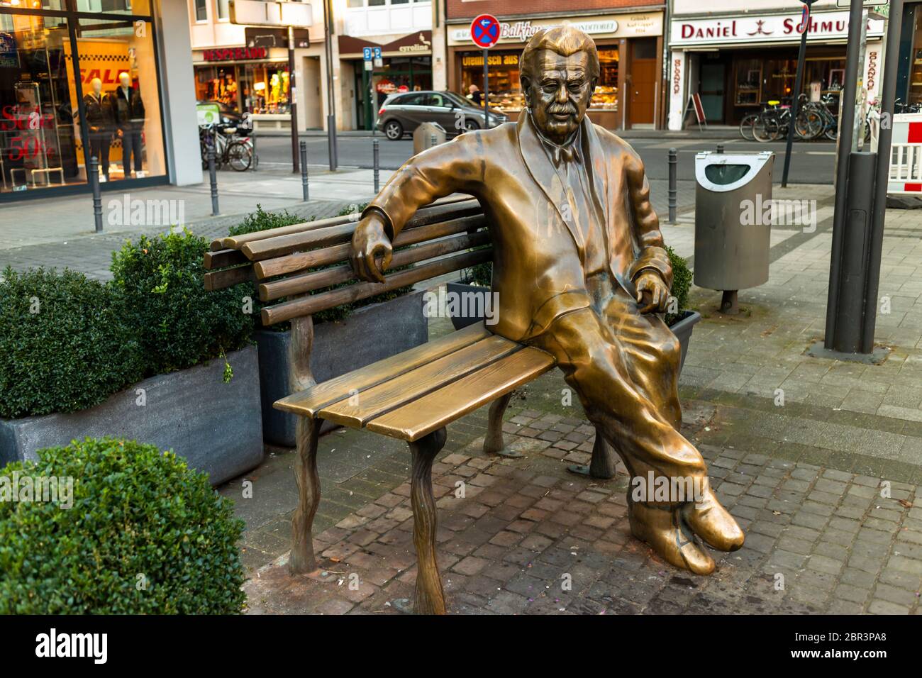 L'acteur folklorique Willy Millowitsch est assis sur un banc en bronze à Cologne, en Allemagne Banque D'Images