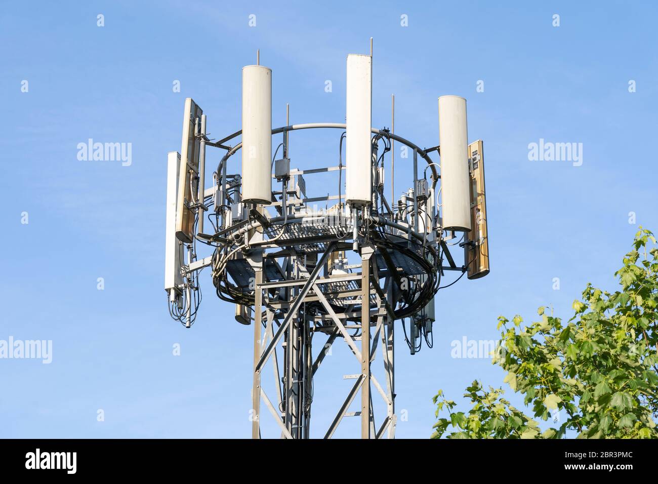Un mât de téléphone mobile au Royaume-Uni. Thème: Secteur des télécommunications mobiles, mât de téléphonie mobile, télécommunications, technologie, 5g, 4g, 3g, théories du complot Banque D'Images