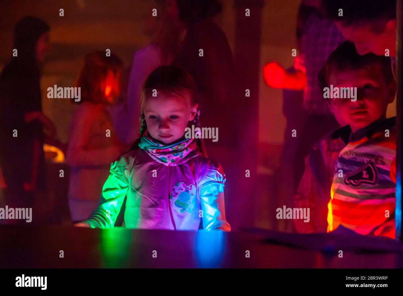 Fête privée avec enfants dansant Banque D'Images