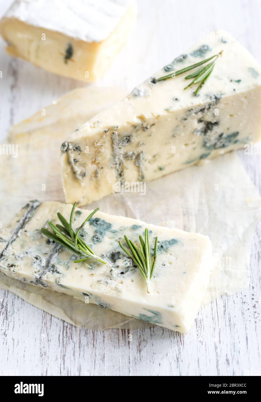 Différents types de fromage sur la planche de bois Banque D'Images