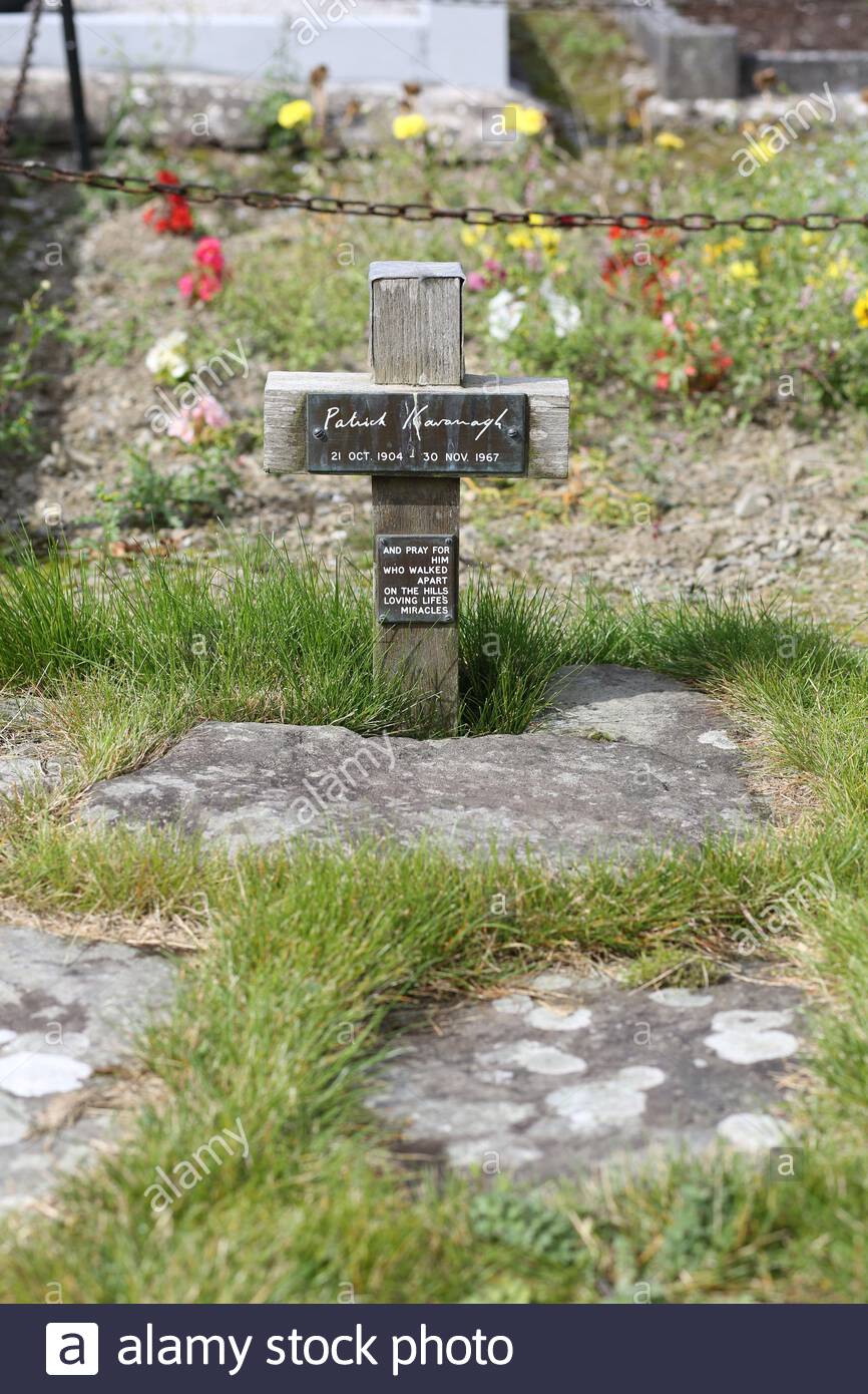 La tombe d'Inniskeen où le poète irlandais Patrick Kavanagh est enterré Banque D'Images