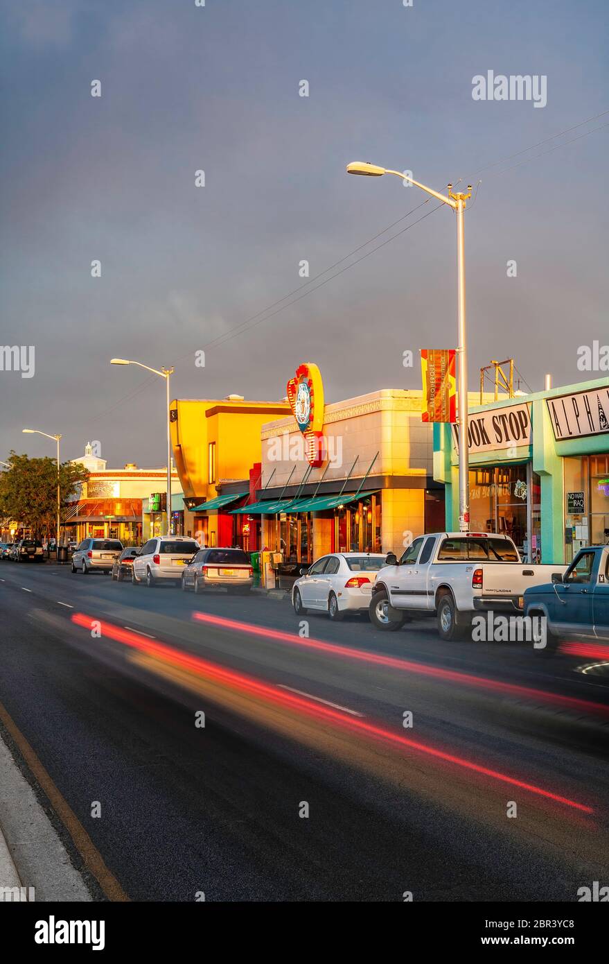 Des feux de voiture et des magasins sont éparpiller sur la route 66, Central Avenue, Nob Hill, Albuquerque, Nouveau-Mexique, États-Unis Banque D'Images