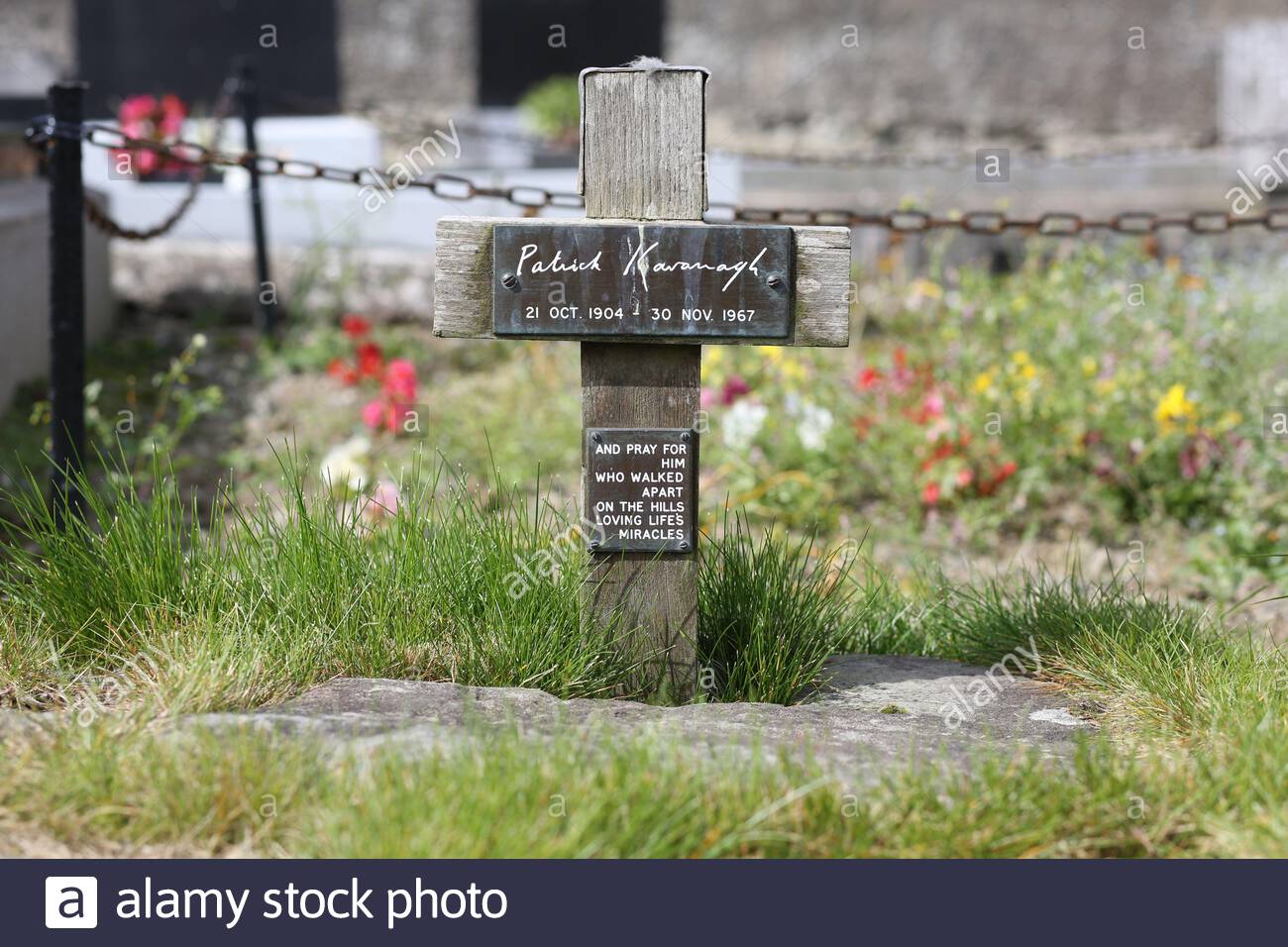 La tombe d'Inniskeen où le poète irlandais Patrick Kavanagh est enterré Banque D'Images