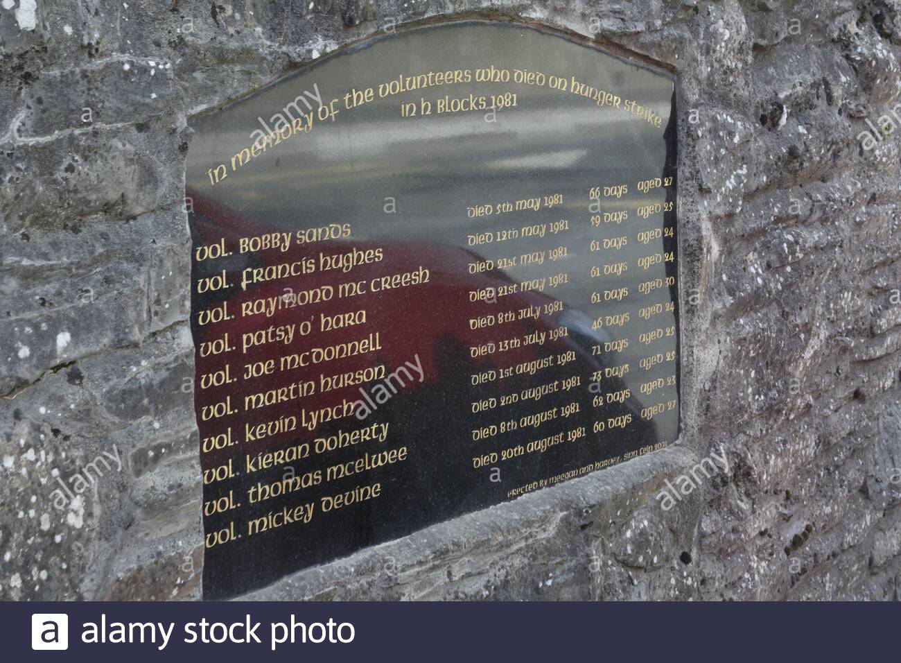 Une plaque dans un mur près de la frontière entre la République et l'Irlande du Nord commémorant les hommes morts de la grève de la faim pendant les troubles Banque D'Images