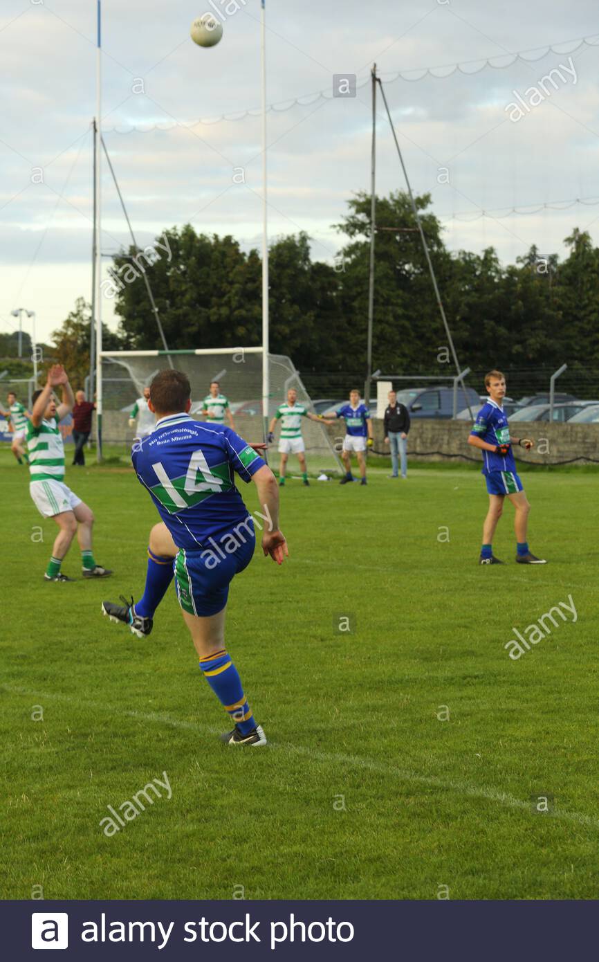 Un match de football gaélique local en cours dans le comté de Wicklow en Irlande Banque D'Images