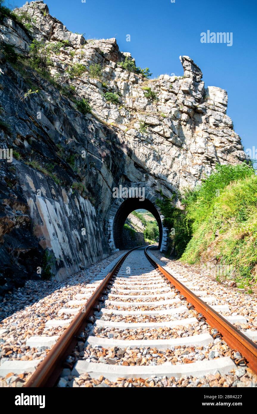 Tunnel sur la voie du train le long de la vallée de Wachau passant par la formation de roche 'Teufelsmauer' (eng. Mur du diable) Banque D'Images