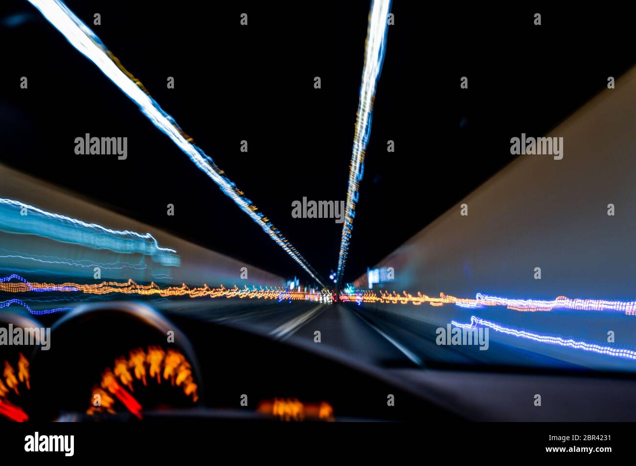 Conduite en état d'ivresse. Vue depuis les yeux d'un conducteur ivre. Image longue exposition des lumières d'un tunnel pendant la conduite. Banque D'Images