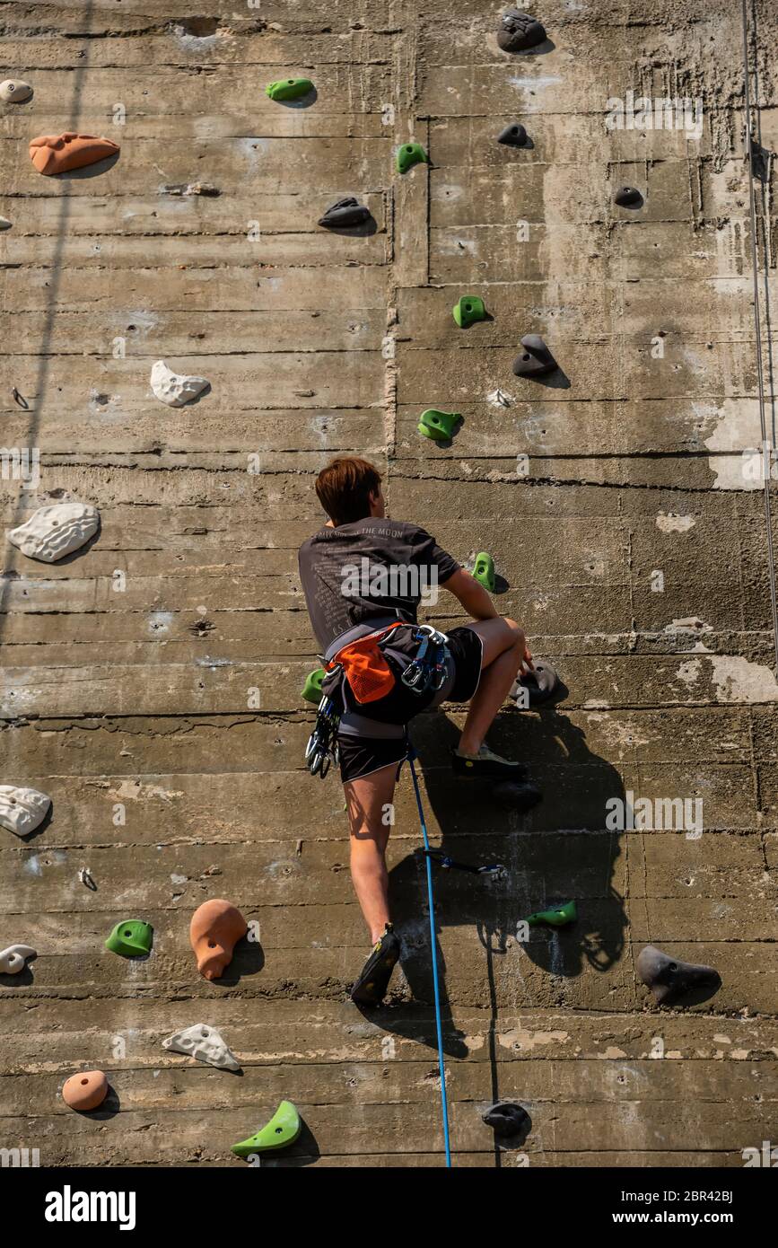Escalade au grand mur artificiel du Seaquarium, ancienne tour de défense  aérienne de la Seconde Guerre mondiale, aujourd'hui Dorado pour grimpeurs,  Vienne, Autriche Photo Stock - Alamy