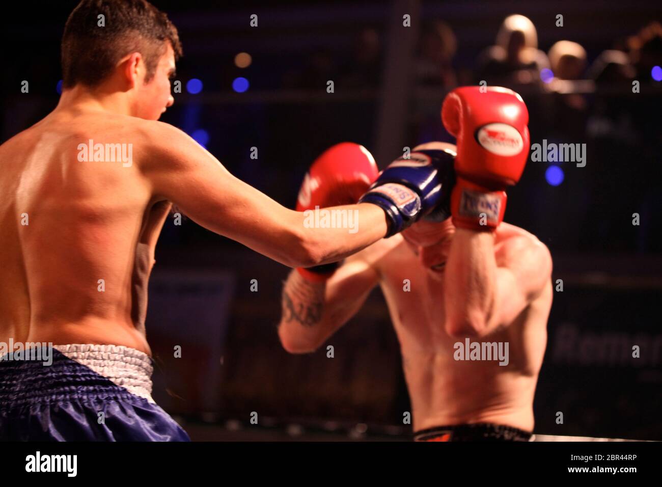 Muay Thai World Series National Chang Cup 2013. Championnat impliquant les meilleurs boxeurs thaïlandais du monde à l'Académie Bournemouth 02. Les boxeurs thaïlandais Muay de Bournemouth ont pris sur les boxeurs MuaThai du Royaume-Uni pour la Chang Cup . Banque D'Images