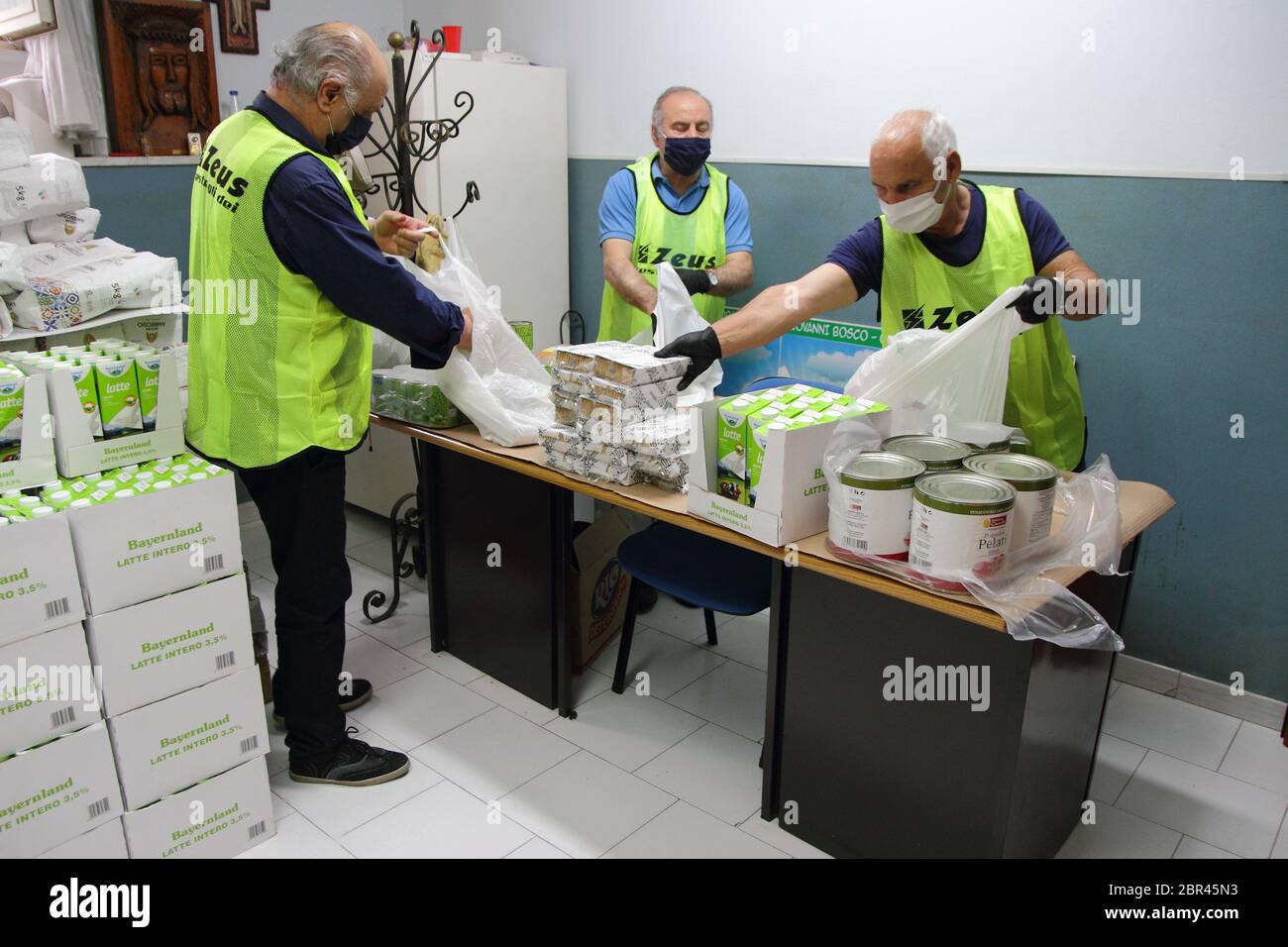 Les volontaires à l'intérieur de l'entrepôt de la paroisse caritas préparent des paquets de nourriture à distribuer aux familles dans le besoin parce qu'elles manquent d'argent Banque D'Images